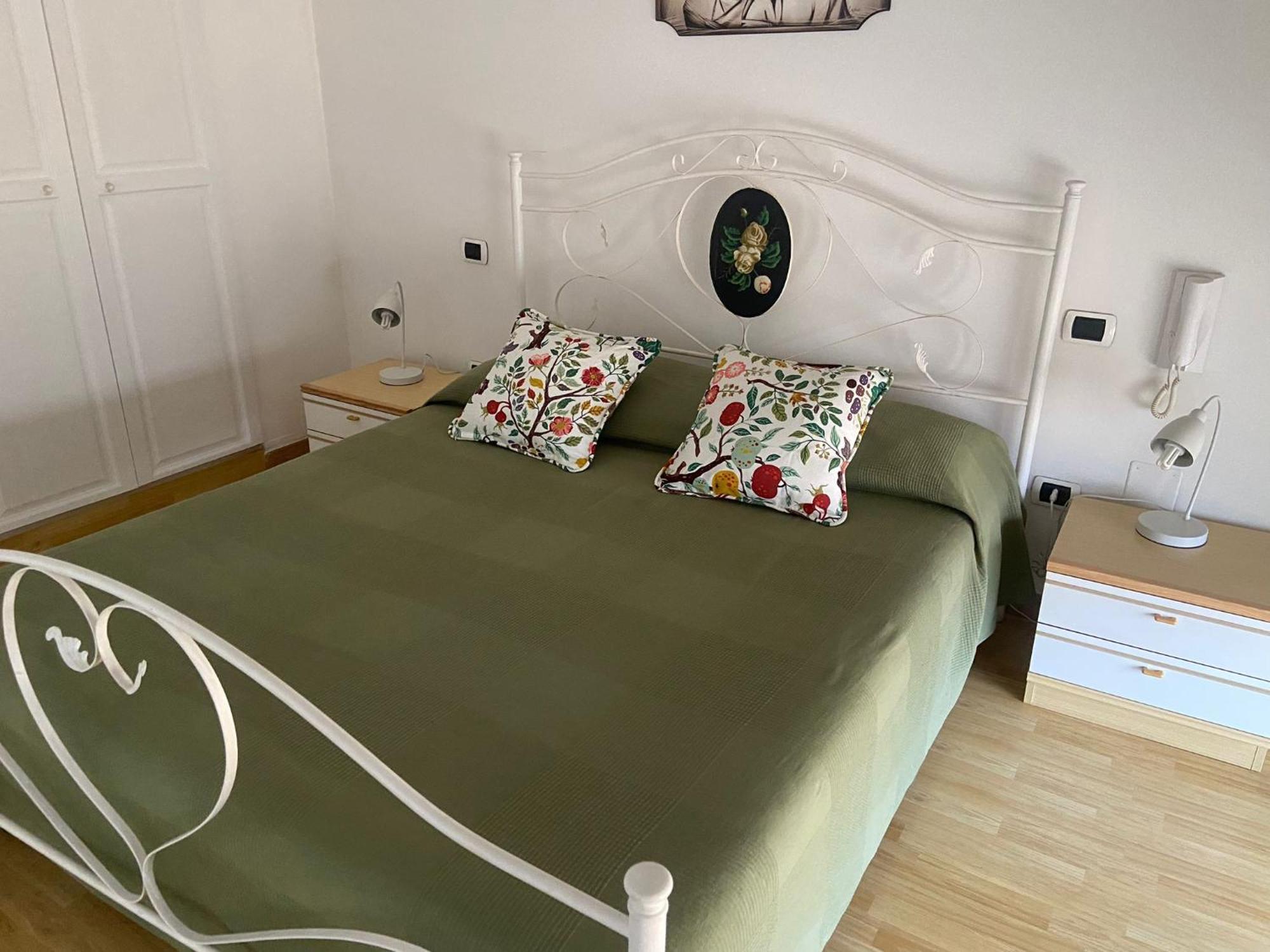Pm 13A Via Tenente Devenuto Guest House Джовинацо Екстериор снимка